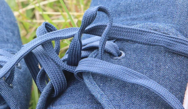 Jeans Turnschuhe Auf Grünem Gras Hintergrund — Stockfoto