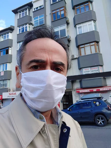 Istanbul Mar 2020 Homem Rua Cidade Vestindo Máscara Protetora Para Fotos De Bancos De Imagens