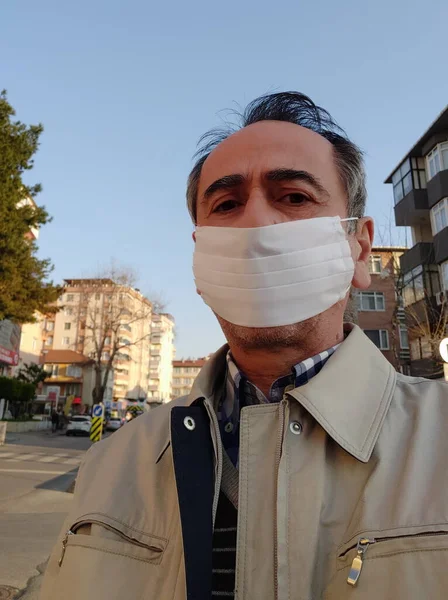 거리의 배경에 외과용 붕대를 남자의 유행병이야 코로나 바이러스 의료용 마스크 스톡 이미지