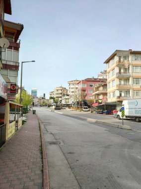 İSTANBUL - 19 Nisan 2020: Türkiye 'nin sokakları Pazar günü terk edildi. İnsanların evlerini sadece belli amaçlar için terk etmelerine izin veriliyor, örneğin yiyecek satın almak, işe gitmek ya da savunmasız bir insana bakmak gibi.