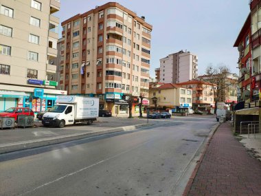 ISTANBUL - 19 APR 2020: Coronavirus: Türkiye ülke çapında kilit altına alınmaya hazırlanırken boş sokaklar. İnsanların hafta sonu için evden ayrılmaları yasaklanacak. Tabii yemeğe, ilaca ya da işe gitmeleri gerekmiyorsa.