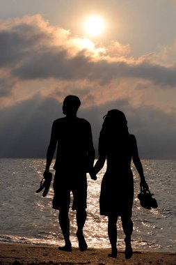 Romantik aşıklar Sahilde yürüyüş