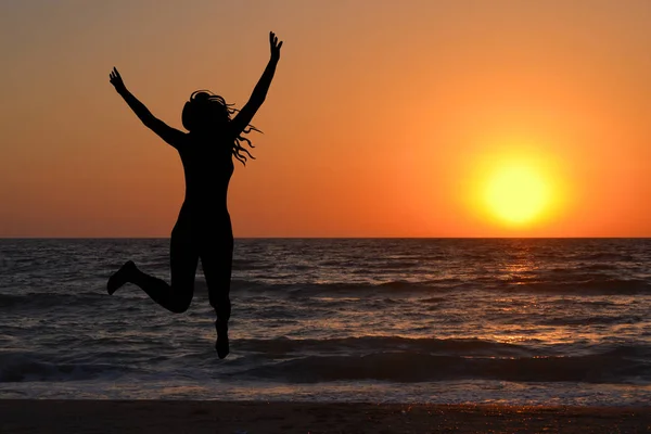 Femme profiter du lever du soleil — Photo