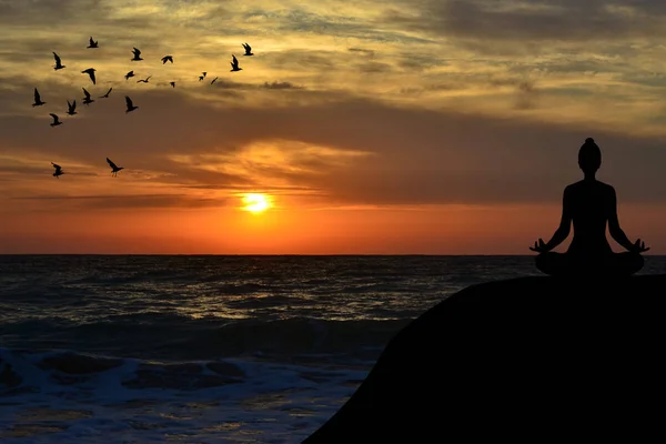 Frau meditiert in Yoga-Pose am Strand bei Sonnenaufgang — Stockfoto