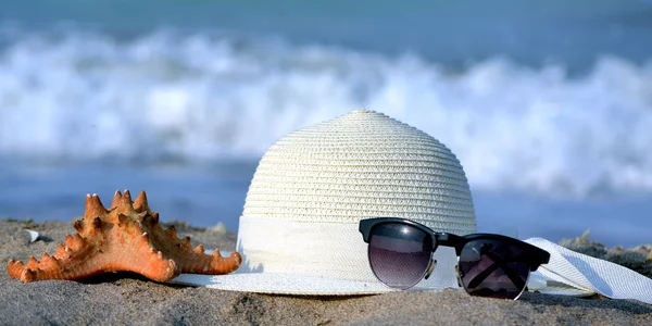 Letní koncept, izolované sluneční brýle a čepice — Stock fotografie