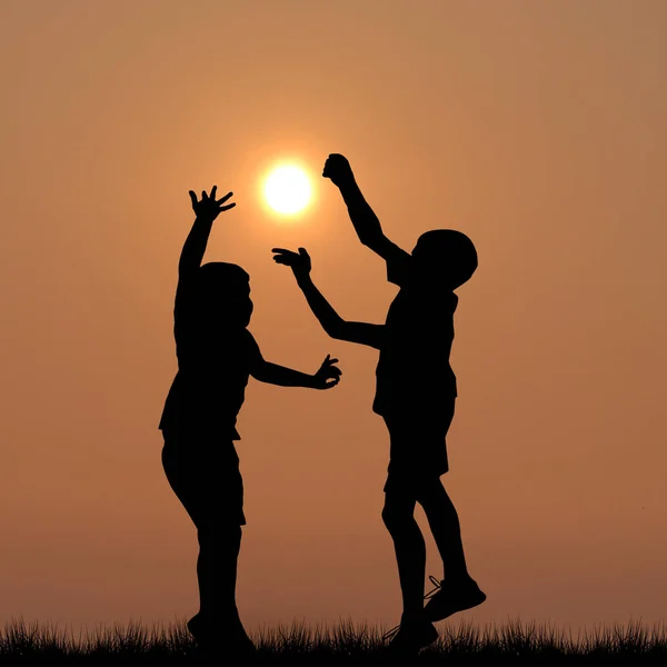 Silhouette per bambini che giocano con il sole — Foto Stock