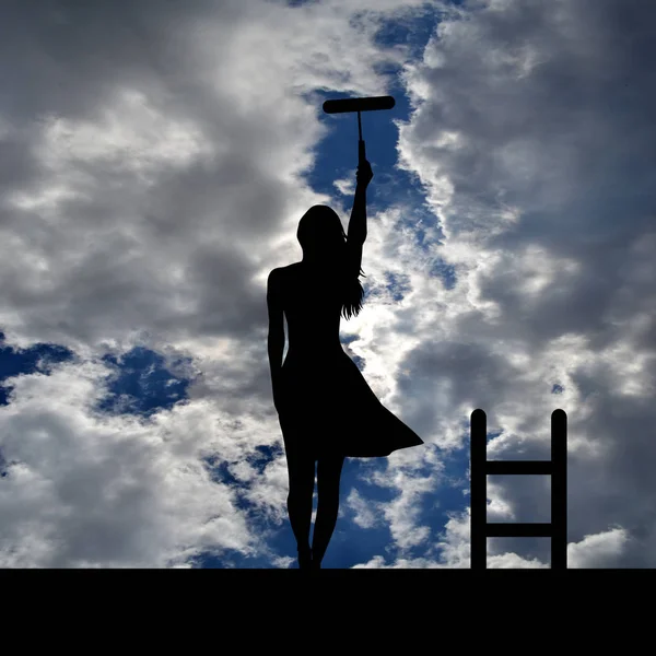 Silhueta mulher com escada no telhado pintando o céu — Fotografia de Stock