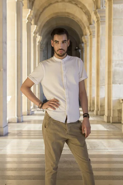 Retrato de moda de un joven guapo . — Foto de Stock