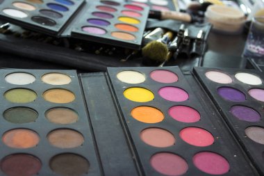 Profesyonel makyaj fırçaları ve araçları, makyaj ürünleri seti.