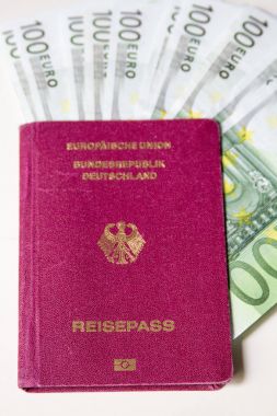 Alman pasaportu ve euro para seyahat uluslararası.