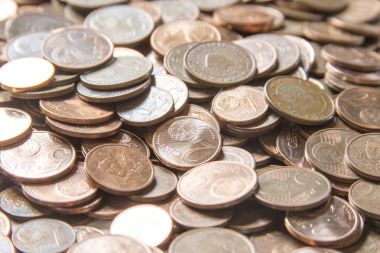 Beyaz arka plan üzerinde kırmızı euro sikkelerin portre resim. Değil Isola