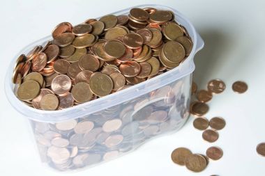 Beyaz arka plan üzerinde kırmızı euro sikkelerin portre resim. Değil Isola
