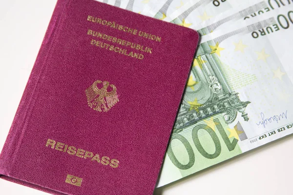 Pasaporte de viaje internacional alemán y dinero en euros . — Foto de Stock