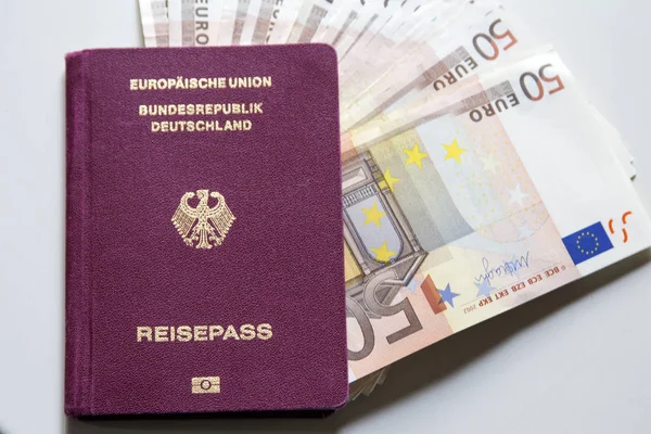 Alman pasaportu ve euro para seyahat uluslararası.