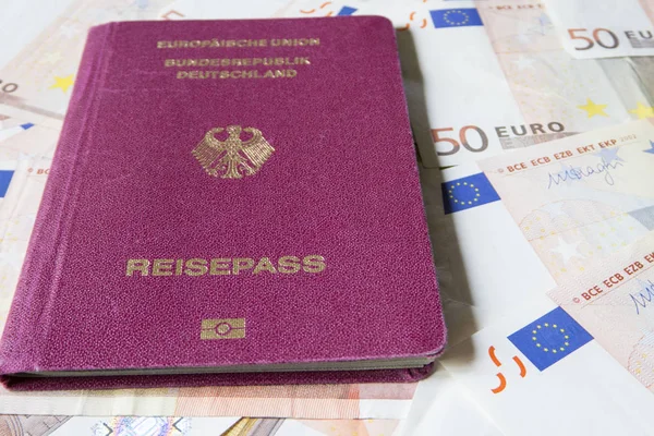 Alman pasaportu ve euro para seyahat uluslararası.