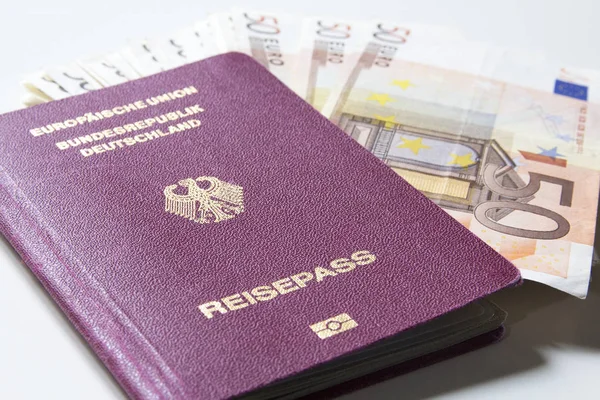 Alman pasaportu ve euro para seyahat uluslararası.