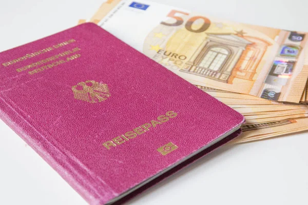 Alman pasaportu ve euro para seyahat uluslararası.