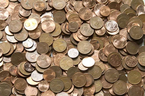 Imagem de close-up das moedas de euro vermelhas sobre fundo branco. Não isola — Fotografia de Stock