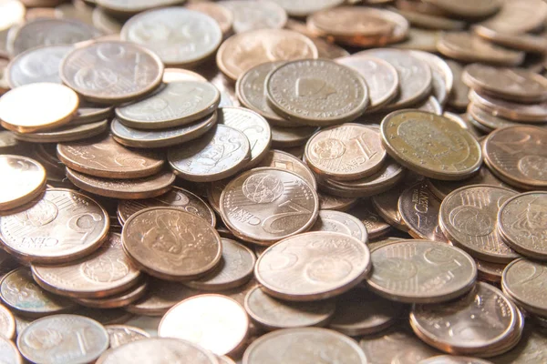 Imagem de close-up das moedas de euro vermelhas sobre fundo branco. Não isola — Fotografia de Stock