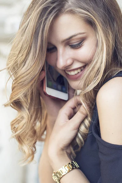 Modeporträt einer jungen schönen Frau im Handy-Gespräch. — Stockfoto