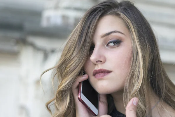 Fashion portrait of young beautiful woman talking on cell phone. — Stock Photo, Image