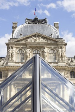 Louvre Musée du Louvre ve piramit. Paris. Fransa.