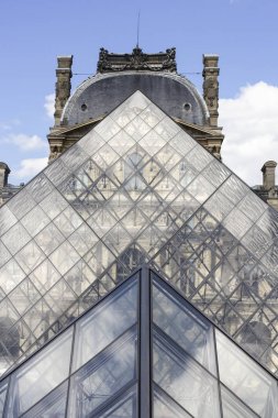 Louvre Musée du Louvre ve piramit. Paris. Fransa.