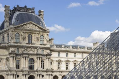 Louvre Musée du Louvre ve piramit. Paris. Fransa.