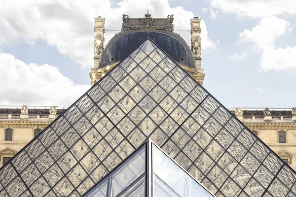 ルーブル美術館とピラミッド。パリ。フランス. — ストック写真