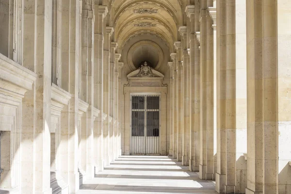 Louvren och Pyramid. Paris. Frankrike. — Stockfoto