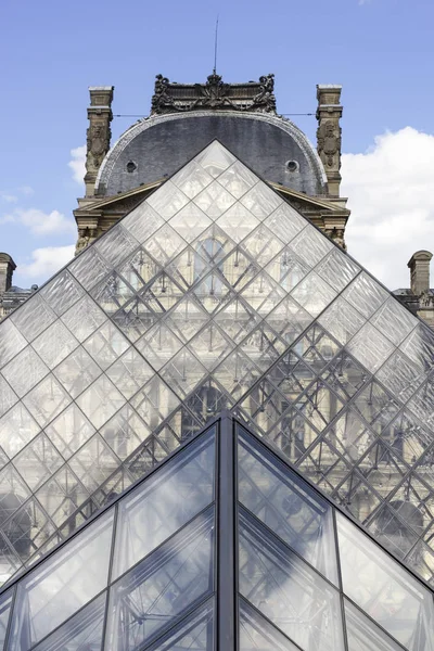 Louvre Musée du Louvre ve piramit. Paris. Fransa.