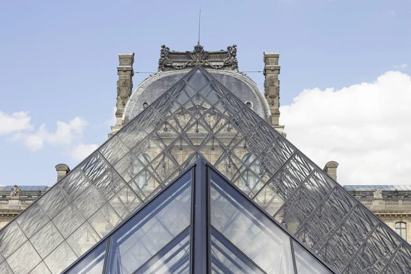 Louvre Musée du Louvre ve piramit. Paris. Fransa.
