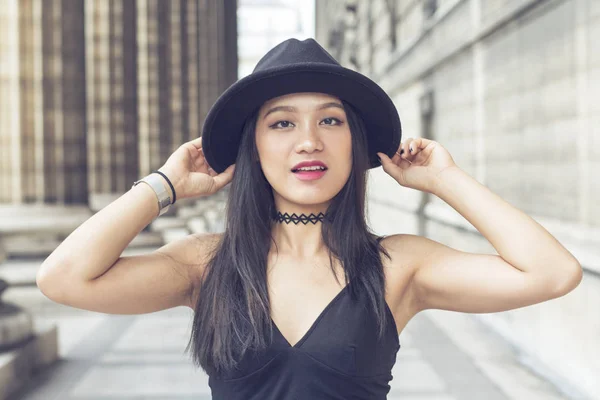 Retrato de moda de mujer hermosa joven . — Foto de Stock