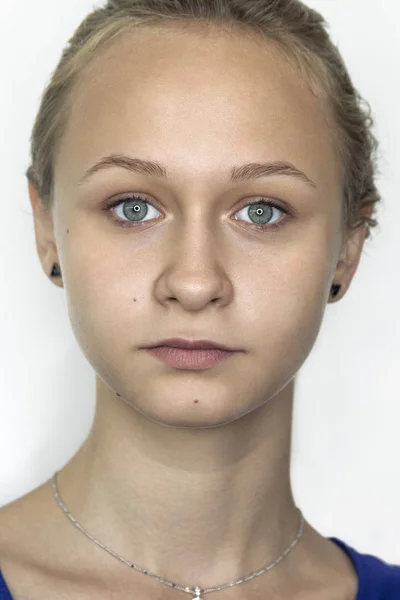 Fiatal gyönyörű nő szépség portréja. — Stock Fotó