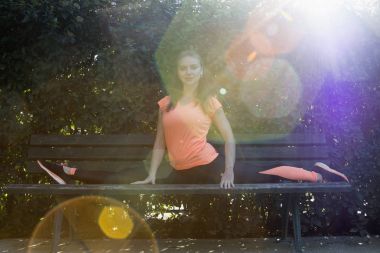 Genç kadın parkta egzersizleri yapıyor yerleştirmek.