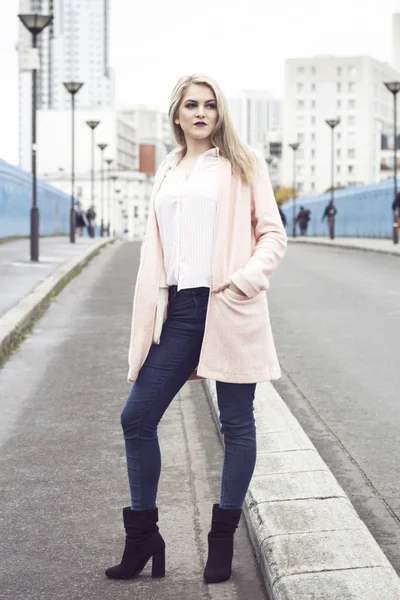 Retrato de moda de jovem mulher bonita . — Fotografia de Stock