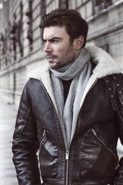 genç yakışıklı bir adam portresi moda. 
