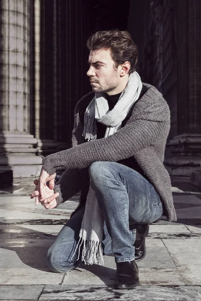 Retrato de moda de un joven guapo . — Foto de Stock