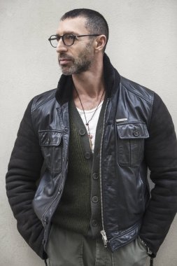 Moda portre zarif bir yakışıklı adamın. 