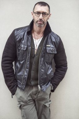 Moda portre zarif bir yakışıklı adamın. 