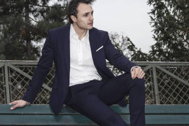 genç yakışıklı bir adam portresi moda. 