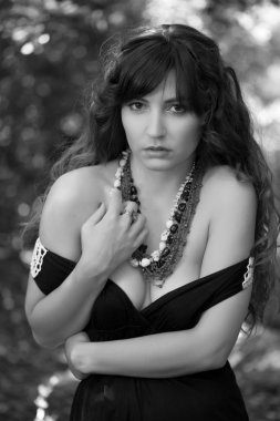 Güzel, seksi esmer kız.