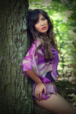 Güzel, seksi esmer kız.