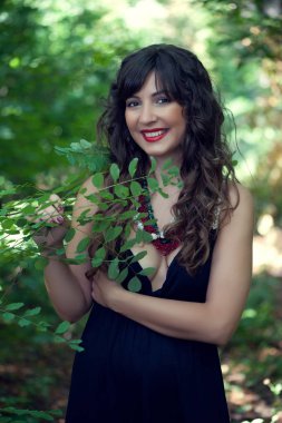 Güzel, seksi esmer kız.