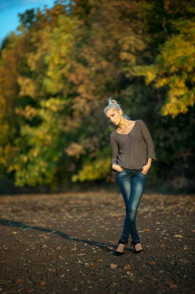 Menina loira bonita — Fotografia de Stock