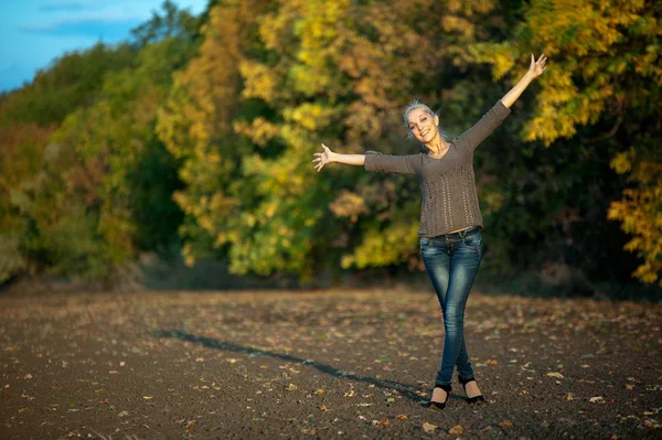 Bella ragazza bionda — Foto Stock