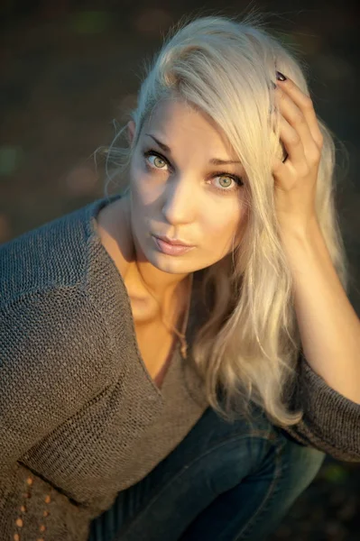 güzel sarışın kız