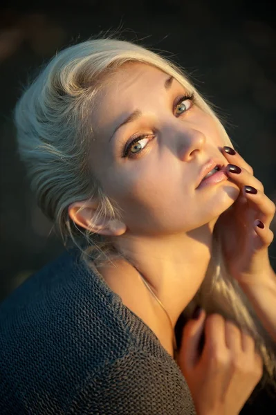 güzel sarışın kız