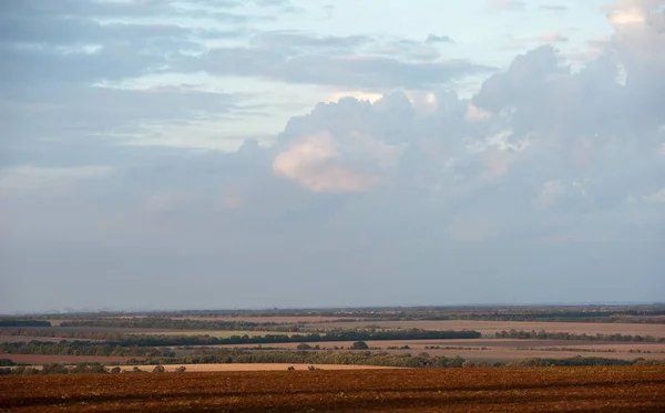 Herfst landschap met wolken — Stockfoto