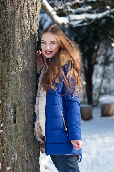 Зимняя девочка — стоковое фото